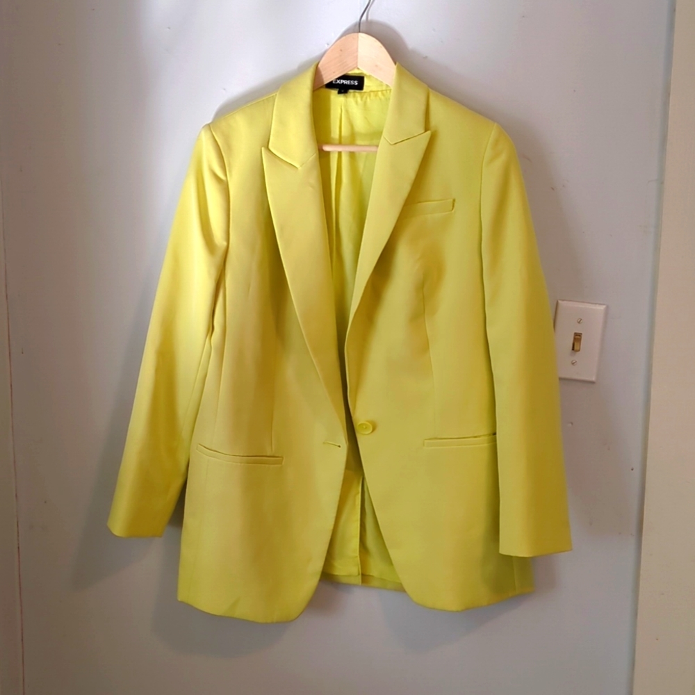 Express, M, Yellow, Blazer . It is in great condition